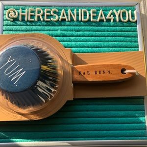 YUM baking set of spatula and cupcake foils